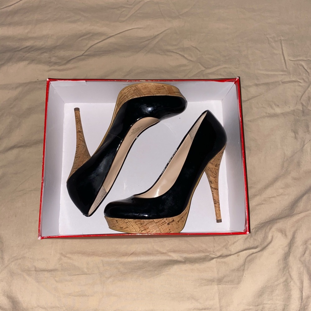 Two Tone Guess Pumps